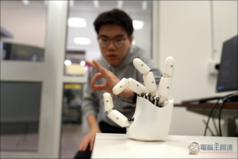 MIT 學生打造「Human Operator」:用 AI + 電脈衝直接控制人體手指,不會彈鋼琴也能彈 - 電腦王阿達 MIT 學生打造「Human Operator」:用 AI + 電脈衝直接控制人體手指,不會彈鋼琴也能彈 - 電腦王阿達