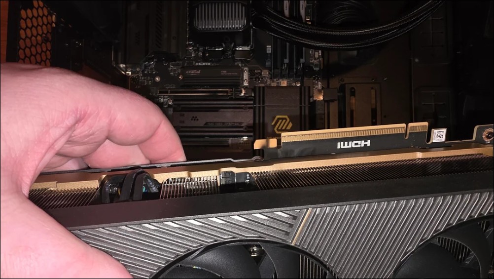 國外網友 RTX 5090 玩遊戲 5 分鐘就炸了,PCIe 金手指區域可能成為燒毀新死角 - 電腦王阿達 國外網友 RTX 5090 玩遊戲 5 分鐘就炸了,PCIe 金手指區域可能成為燒毀新死角 - 電腦王阿達