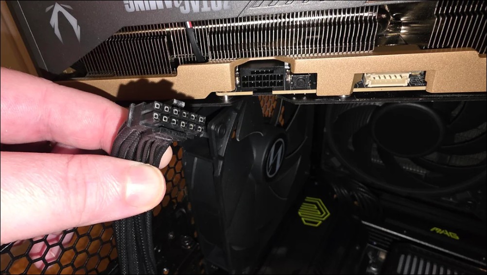 國外網友 RTX 5090 玩遊戲 5 分鐘就炸了,PCIe 金手指區域可能成為燒毀新死角 - 電腦王阿達 國外網友 RTX 5090 玩遊戲 5 分鐘就炸了,PCIe 金手指區域可能成為燒毀新死角 - 電腦王阿達