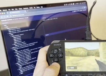 22 歲老掌機的奇蹟！國外神人成功在 PSP 運行《絕對武力》，還跑出順暢的 60 FPS