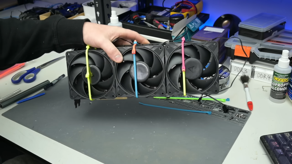 最徒勞無功的改裝?RTX 3080 裝滿 11 個風扇與一體式水冷後,溫度暴降 30 度但 FPS 卻提升不到 5 - 電腦王阿達 最徒勞無功的改裝?RTX 3080 裝滿 11 個風扇與一體式水冷後,溫度暴降 30 度但 FPS 卻提升不到 5 - 電腦王阿達