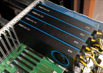 AI性價比之王 Intel Arc Pro B70：32GB VRAM 不到四萬元，四張組合能跑 1,200 億參數專家模型