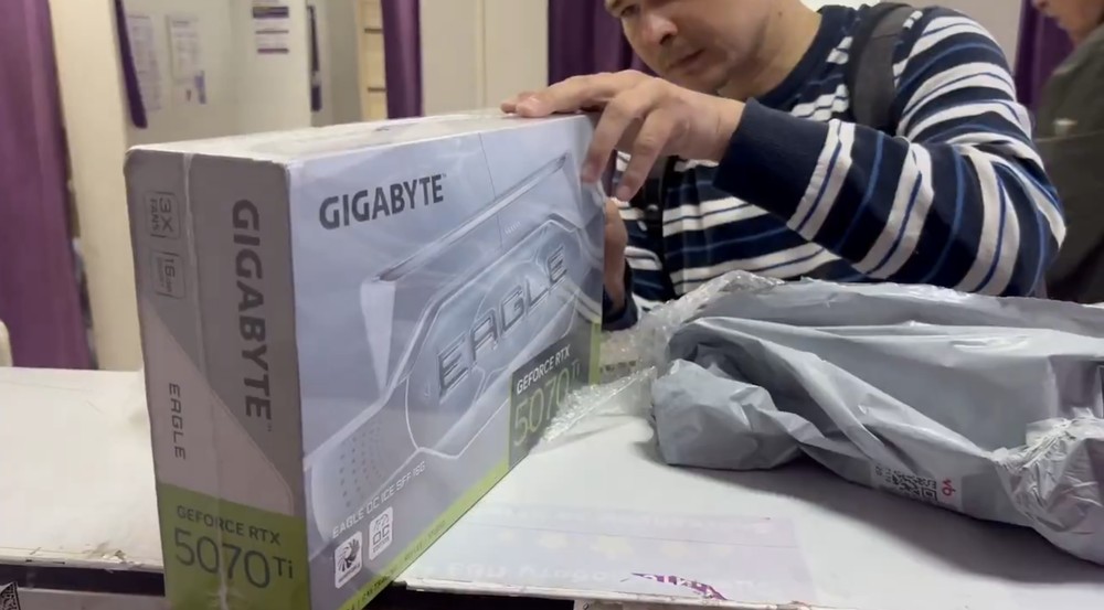俄羅斯買家從店面取貨 RTX 5070 Ti 並堅持「全程錄影」開箱,顯卡還真的被掉包成礦泉水 - 電腦王阿達 俄羅斯買家從店面取貨 RTX 5070 Ti 並堅持「全程錄影」開箱,顯卡還真的被掉包成礦泉水 - 電腦王阿達