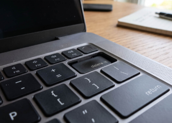 M5 Max MacBook Pro 散熱翻車？高溫導致 Delete 鍵變形卡死，無保固維修費近 900 美元