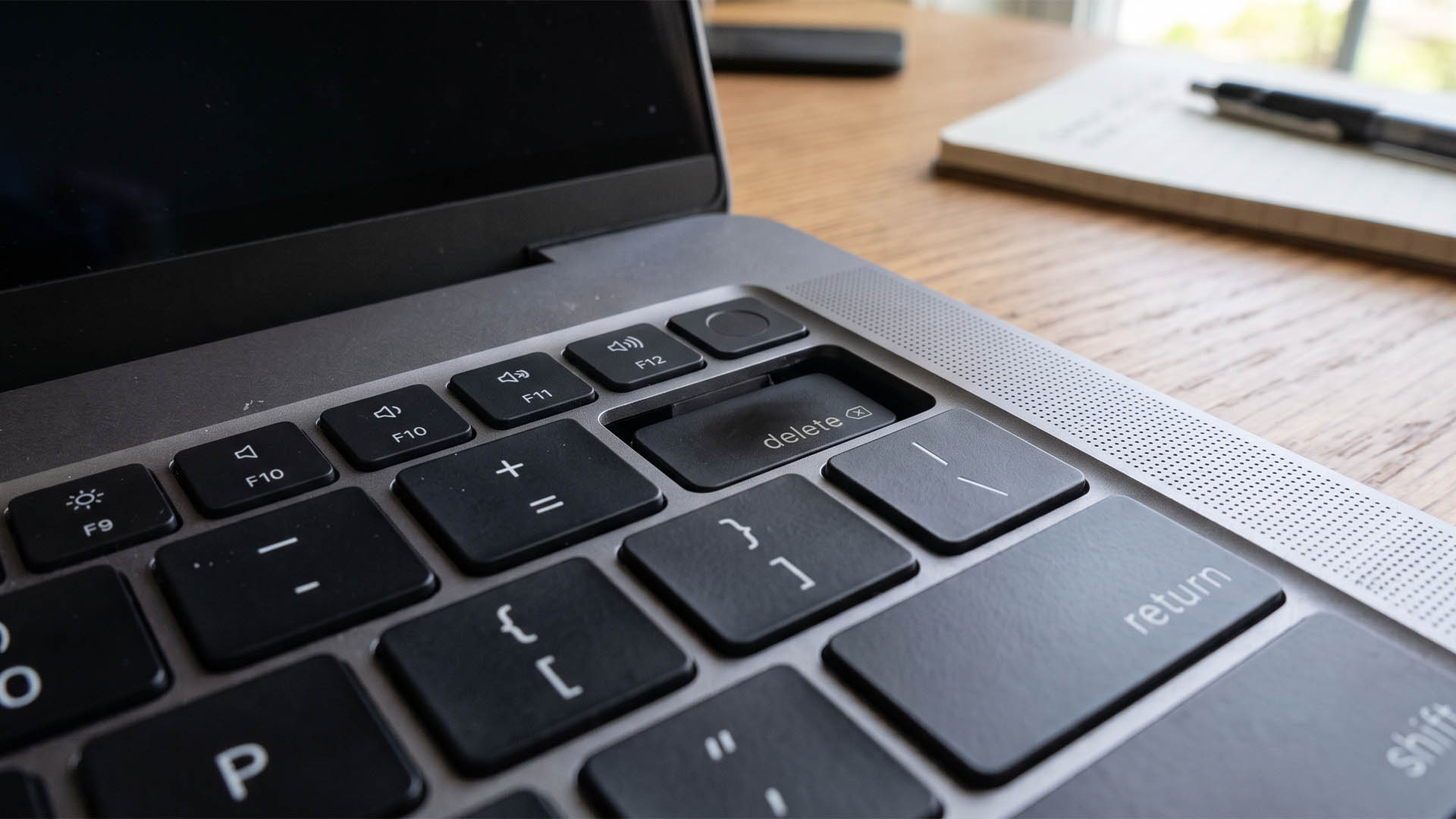 M5 Max MacBook Pro 散熱翻車?高溫導致 Delete 鍵變形卡死,無保固維修費近 900 美元 - 電腦王阿達 M5 Max MacBook Pro 散熱翻車?高溫導致 Delete 鍵變形卡死,無保固維修費近 900 美元 - 電腦王阿達