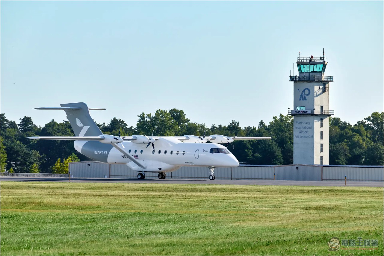 全球最大純電動飛機完成首飛:Heart Aerospace X1 飛行 27 分鐘,電費不到 5 美元 - 電腦王阿達 全球最大純電動飛機完成首飛:Heart Aerospace X1 飛行 27 分鐘,電費不到 5 美元 - 電腦王阿達