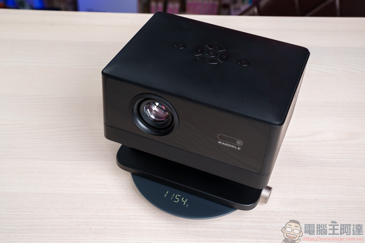 Warpple LA9 Pro 開箱實測:超早鳥價不到六千元入手 Google TV 投影機,0.8 : 1 投射比讓小空間也能有百吋大享受! - 電腦王阿達 Warpple LA9 Pro 開箱實測:超早鳥價不到六千元入手 Google TV 投影機,0.8 : 1 投射比讓小空間也能有百吋大享受! - 電腦王阿達