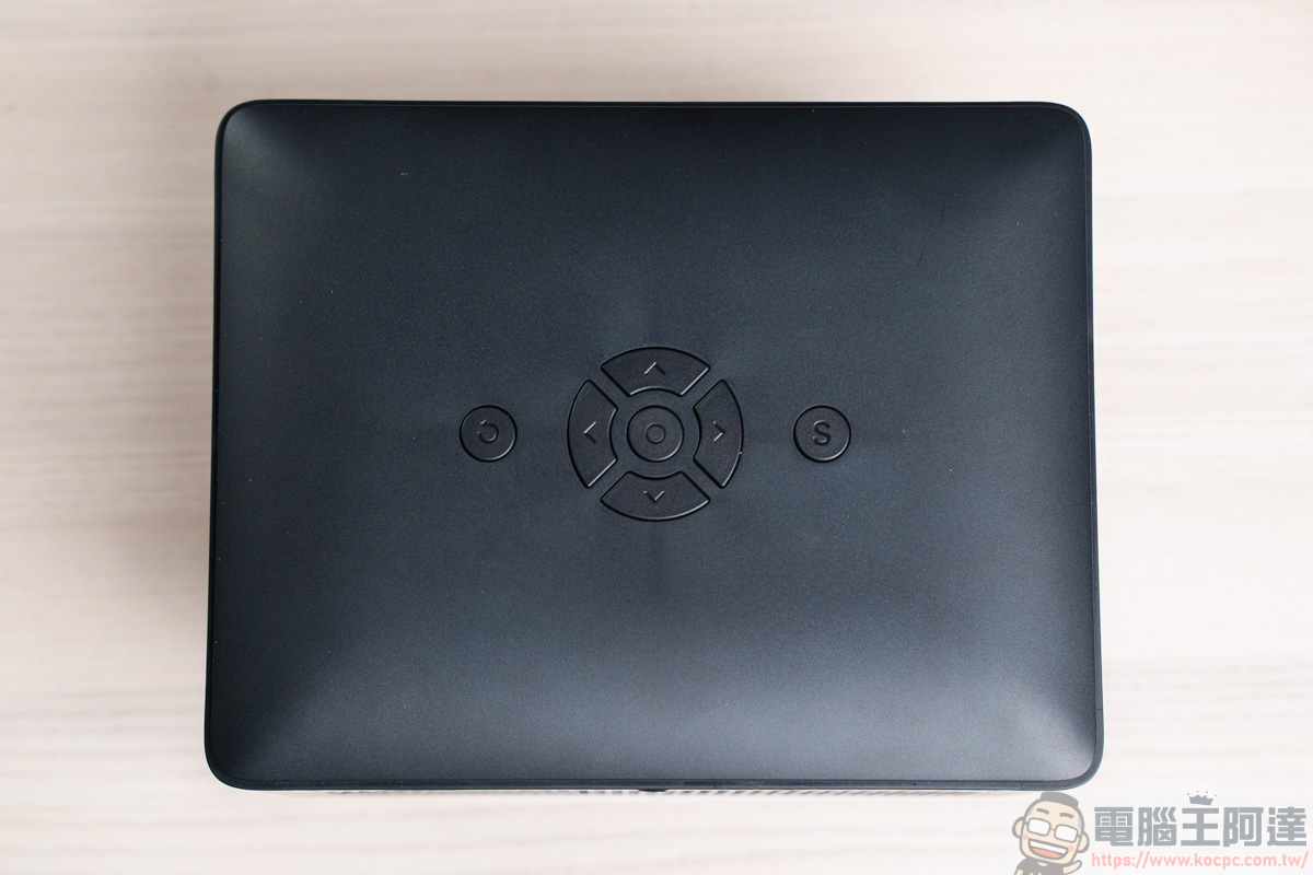 Warpple LA9 Pro 開箱實測:超早鳥價不到六千元入手 Google TV 投影機,0.8 : 1 投射比讓小空間也能有百吋大享受! - 電腦王阿達 Warpple LA9 Pro 開箱實測:超早鳥價不到六千元入手 Google TV 投影機,0.8 : 1 投射比讓小空間也能有百吋大享受! - 電腦王阿達