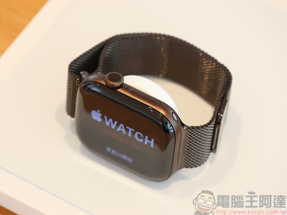 iPhone 18 Pro 系列、Apple Watch Series 12、Apple Watch Ultra 4、AirPods 5 開賣動眼看,「勃根地紅」溫潤、「冰川藍」亮眼 - 電腦王阿達 iPhone 18 Pro 系列、Apple Watch Series 12、Apple Watch Ultra 4、AirPods 5 開賣動眼看,「勃根地紅」溫潤、「冰川藍」亮眼 - 電腦王阿達
