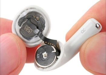 AirPods 5 拿到 iFixit 十年來第一個 2/10：電池終於可以換，充電盒還是要砸開