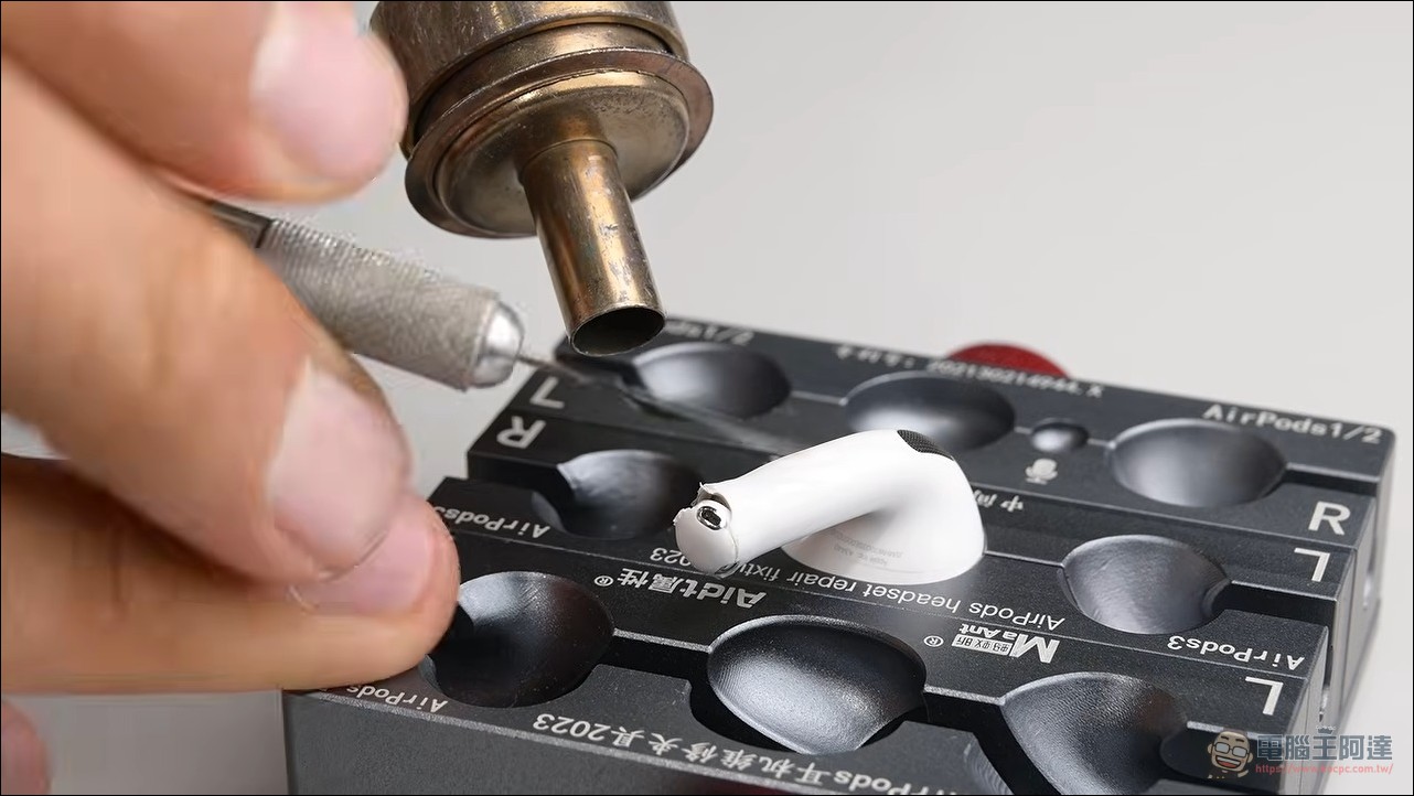 十年 0 分魔咒破了!iFixit 拆解 AirPods 5 給 2 分:吹風機加夾具就能換電池 - 電腦王阿達 十年 0 分魔咒破了!iFixit 拆解 AirPods 5 給 2 分:吹風機加夾具就能換電池 - 電腦王阿達