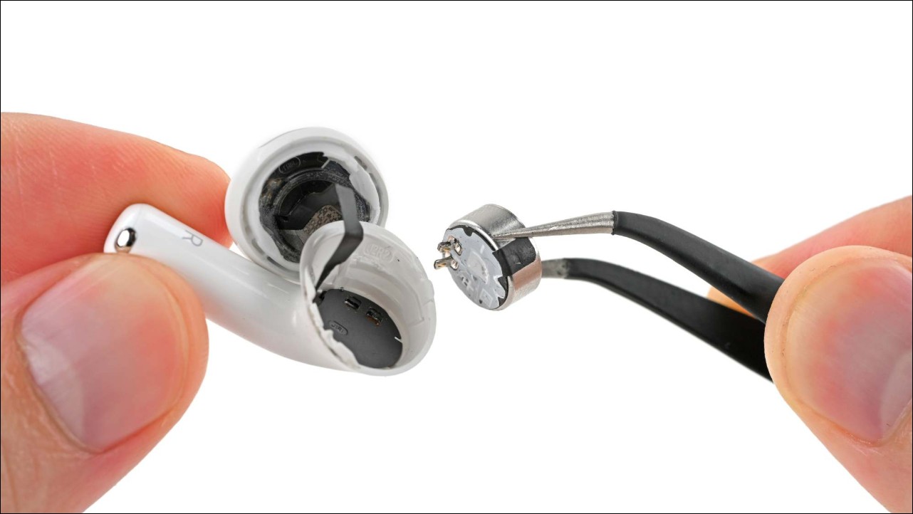十年 0 分魔咒破了!iFixit 拆解 AirPods 5 給 2 分:吹風機加夾具就能換電池 - 電腦王阿達 十年 0 分魔咒破了!iFixit 拆解 AirPods 5 給 2 分:吹風機加夾具就能換電池 - 電腦王阿達