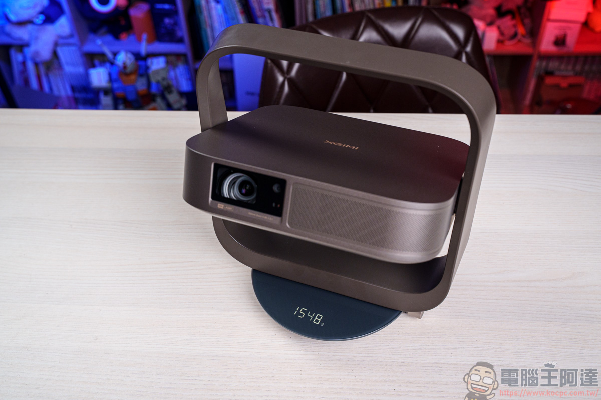 小空間也能享受 4K 劇院!XGIMI Elfin Flip 4K 投影機:短焦好擺放、有色牆面自動校色,走到哪投到哪 - 電腦王阿達 小空間也能享受 4K 劇院!XGIMI Elfin Flip 4K 投影機:短焦好擺放、有色牆面自動校色,走到哪投到哪 - 電腦王阿達