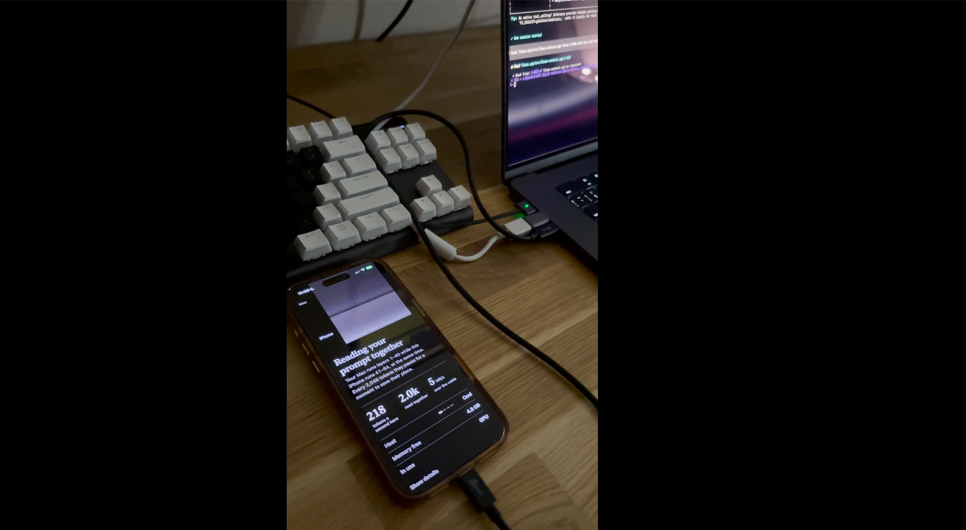 Mac 記憶體不夠還能借用 iPhone!國外開發者成功讓兩台裝置一起跑 27B AI 模型,速度最高提升 44% - 電腦王阿達 Mac 記憶體不夠還能借用 iPhone!國外開發者成功讓兩台裝置一起跑 27B AI 模型,速度最高提升 44% - 電腦王阿達