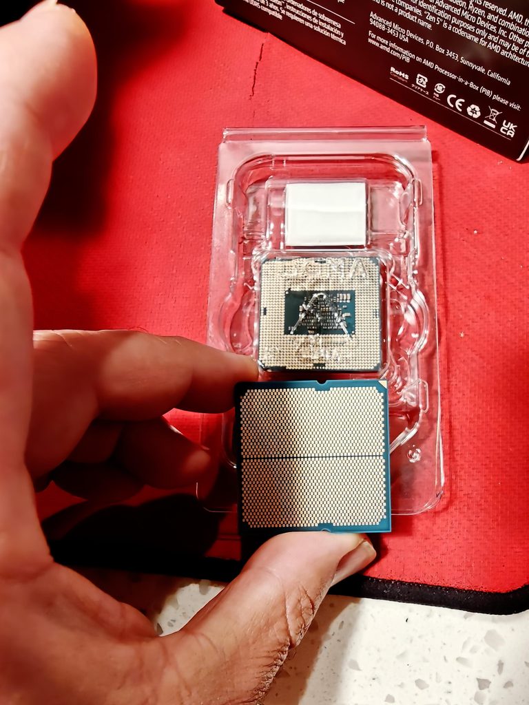 又有新詐騙!玩家從 Amazon 自營網購全新 Ryzen 9 9950X3D2,竟收到套著 AMD 頂蓋的舊款 Intel 處理器 - 電腦王阿達 又有新詐騙!玩家從 Amazon 自營網購全新 Ryzen 9 9950X3D2,竟收到套著 AMD 頂蓋的舊款 Intel 處理器 - 電腦王阿達