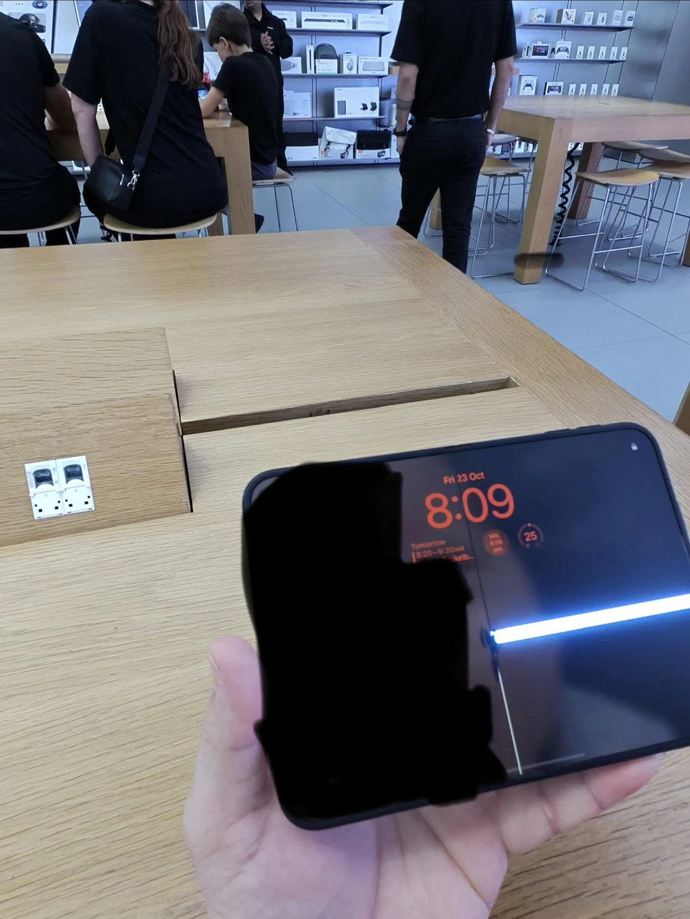 iPhone Duo 剛上市就傳螢幕破裂案例!國外用戶開合不到 20 次就損壞,多張照片現身各大論壇 - 電腦王阿達 iPhone Duo 剛上市就傳螢幕破裂案例!國外用戶開合不到 20 次就損壞,多張照片現身各大論壇 - 電腦王阿達