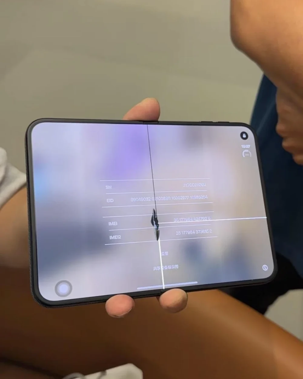 iPhone Duo 剛上市就傳螢幕破裂案例!國外用戶開合不到 20 次就損壞,多張照片現身各大論壇 - 電腦王阿達 iPhone Duo 剛上市就傳螢幕破裂案例!國外用戶開合不到 20 次就損壞,多張照片現身各大論壇 - 電腦王阿達