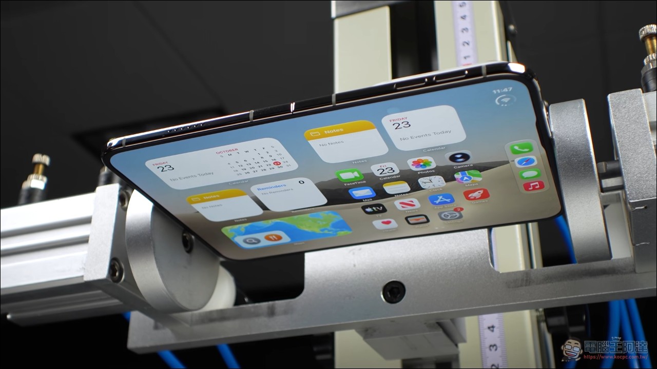 iPhone Duo 摔機殘酷大考驗:內螢幕直摔沒事,但這樣摔就壞了 - 電腦王阿達 iPhone Duo 摔機殘酷大考驗:內螢幕直摔沒事,但這樣摔就壞了 - 電腦王阿達