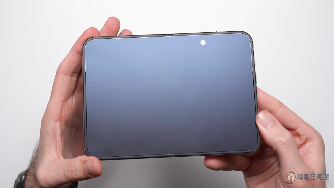 iPhone Duo 摔機殘酷大考驗:內螢幕直摔沒事,但這樣摔就壞了 - 電腦王阿達 iPhone Duo 摔機殘酷大考驗:內螢幕直摔沒事,但這樣摔就壞了 - 電腦王阿達