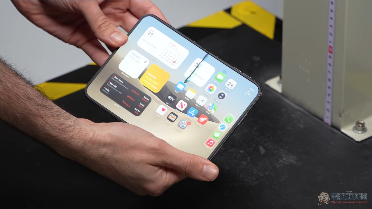 iPhone Duo 摔機殘酷大考驗:內螢幕直摔沒事,但這樣摔就壞了 - 電腦王阿達 iPhone Duo 摔機殘酷大考驗:內螢幕直摔沒事,但這樣摔就壞了 - 電腦王阿達