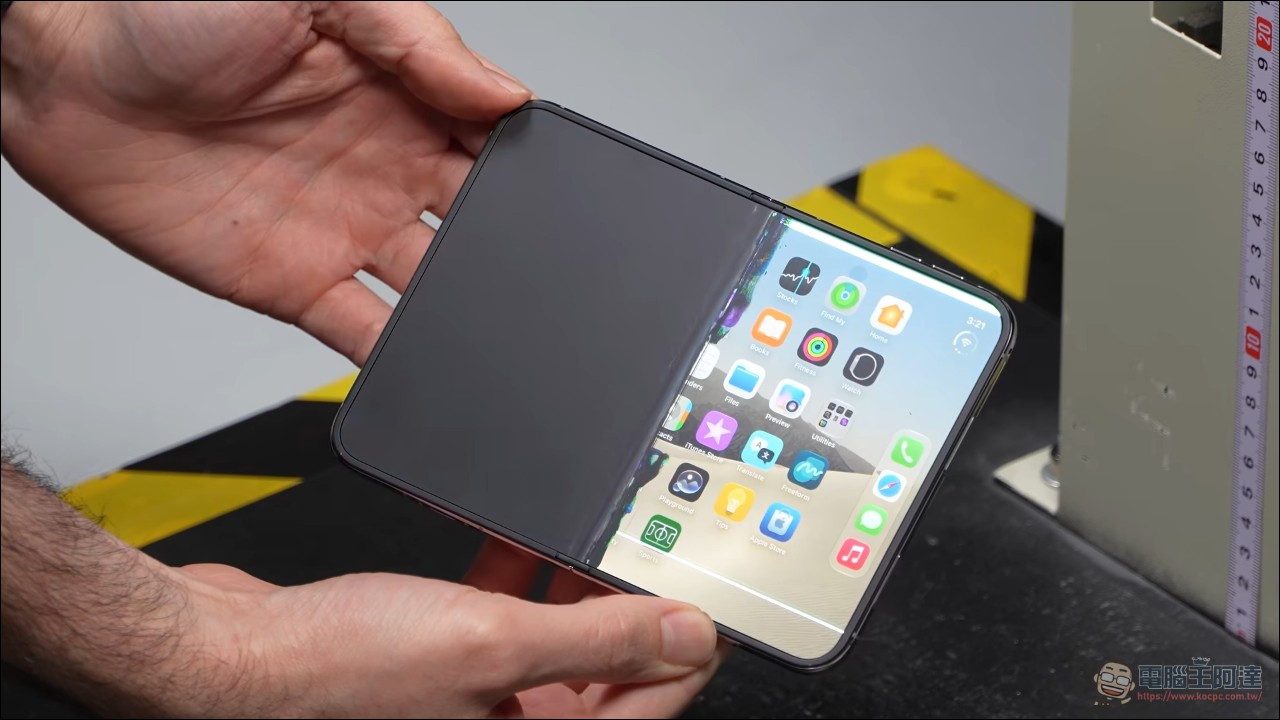 iPhone Duo 摔機殘酷大考驗:內螢幕直摔沒事,但這樣摔就壞了 - 電腦王阿達 iPhone Duo 摔機殘酷大考驗:內螢幕直摔沒事,但這樣摔就壞了 - 電腦王阿達