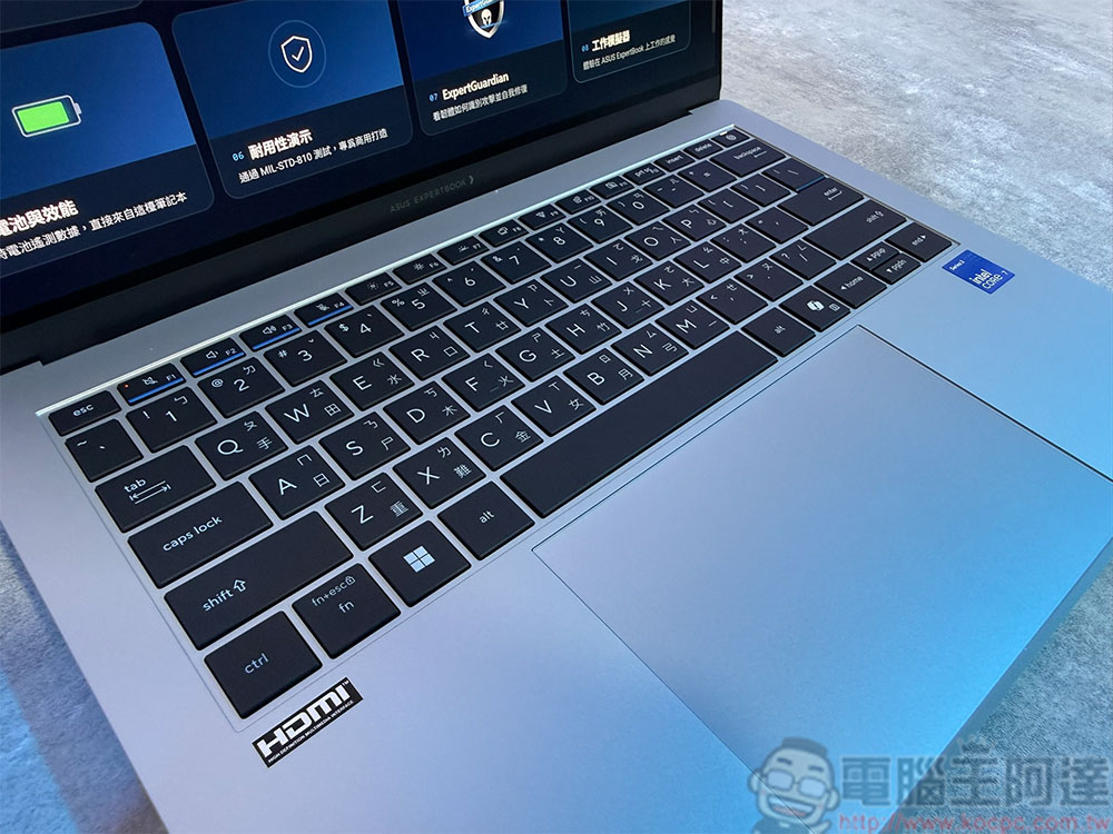 ASUS ExpertBook A7 商用筆電登場，Intel 18A 晶片加持、26 小時續航與軍規耐用 - 電腦王阿達