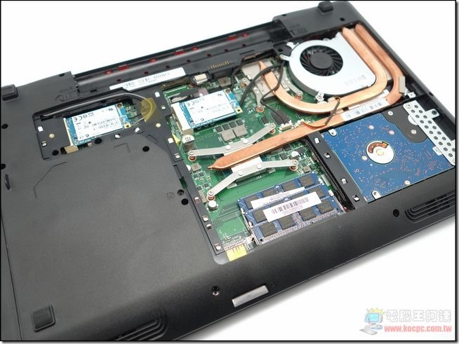 GT70 2PE開箱與外觀09 GT70 2PE開箱與外觀09