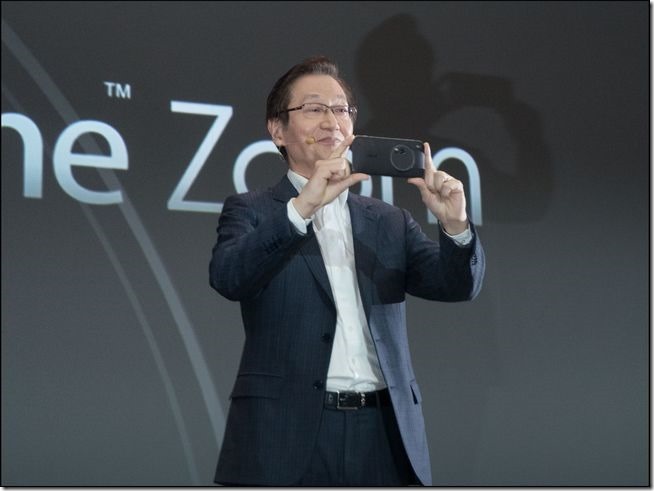 最具突破性的ASUS ZenFone Zoom,為全球搭載1300 萬畫素相機與3倍光學變焦鏡頭智慧型手機中最輕薄的機型,後相機採用10件式鏡頭... 最具突破性的ASUS ZenFone Zoom,為全球搭載1300 萬畫素相機與3倍光學變焦鏡頭智慧型手機中最輕薄的機型,後相機採用10件式鏡頭...