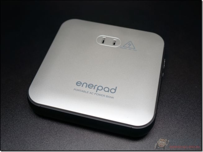 科技人與攝影師必備!3C電子產品與筆電皆可用,可接AC插頭的Enerpad萬能行動電源開箱評測 - 電腦王阿達 08